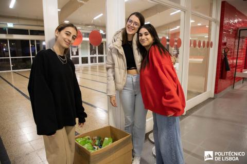 Carolina, Cláudia e Filipa, da Comissão da Residentes no Jantar de Natal da Residência Maria Beatriz